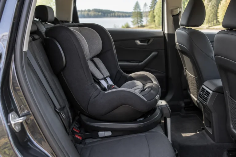 Lasten turvaistuin pysäköidyssä autossa.